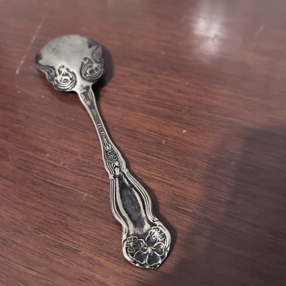 Vintage Wn. Roger’s & Son “Arbutus” pattern silver plate sugar spoon - preloved - Picture 6 of 9